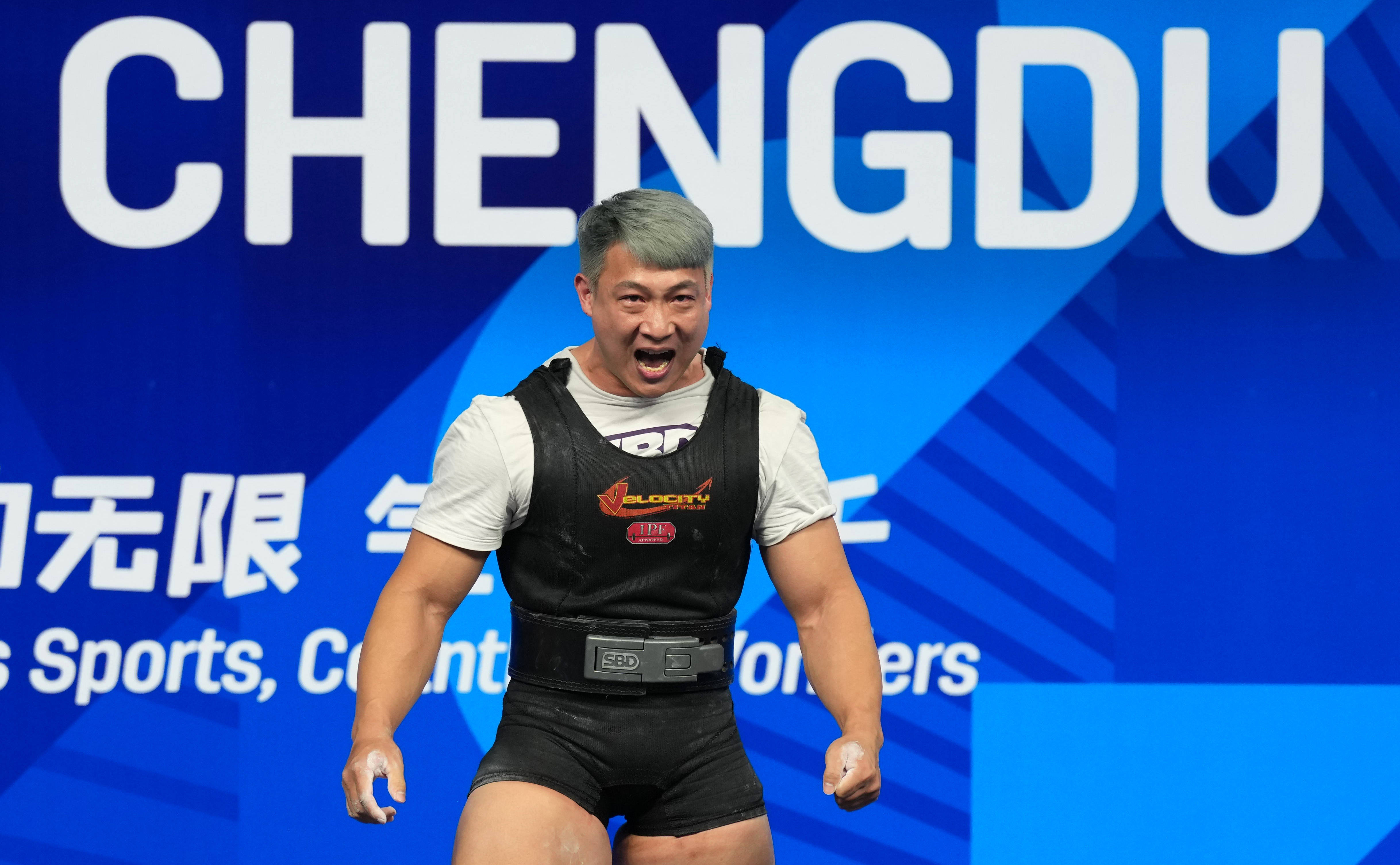 举重比赛中选手们力量大爆发夺冠